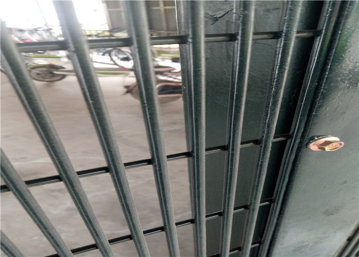 Πλέγμα ασφάλειας 358 RAL 6005 που περιφράζει τη μακριά ζωή υπηρεσιών με την πράσινη ντυμένη PVC επιφάνεια